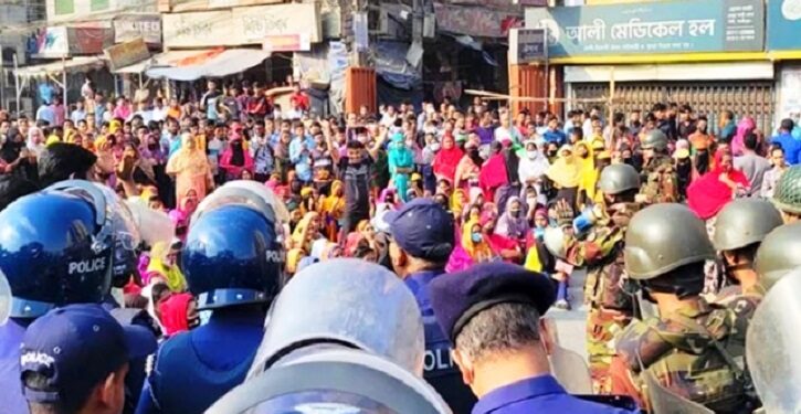 গাজীপুরে মহাসড়ক অবরোধ করে পোশাক শ্রমিকদের বিক্ষোভ