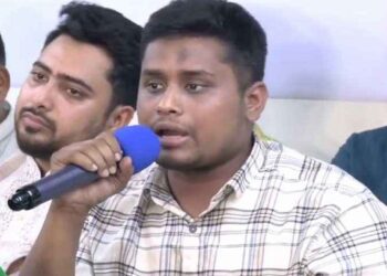 রাজনীতিতে হস্তক্ষেপ করতে চাচ্ছে সেনাবাহিনী: হাসনাত