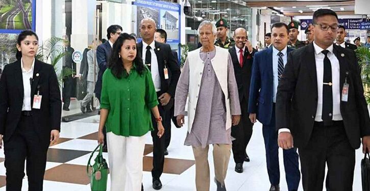 চীনের উদ্দেশে ঢাকা ছাড়লেন প্রধান উপদেষ্টা 
