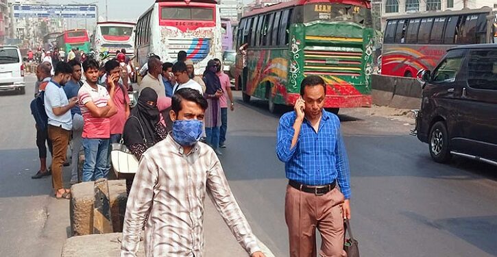 ঢাকার সড়কে সকালে গণপরিবহন কম, অফিসগামীদের ভোগান্তি