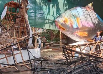 আনন্দ শোভাযাত্রার আগেই পুড়ে গেল ‘ফ্যাসিবাদের মুখাকৃতি’
