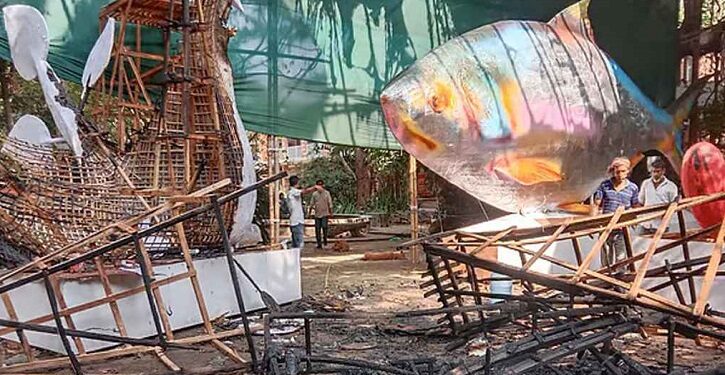 আনন্দ শোভাযাত্রার আগেই পুড়ে গেল ‘ফ্যাসিবাদের মুখাকৃতি’