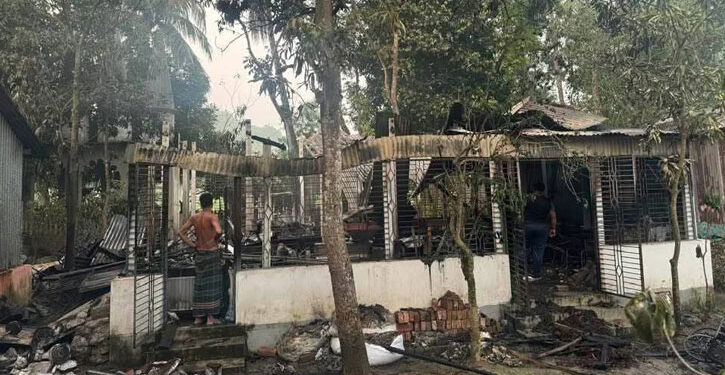 আনন্দ শোভাযাত্রায় মোটিফ বানানো চিত্রশিল্পীর বাড়িতে আগুন