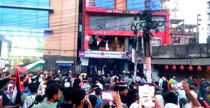 খুলনায় বাটা-কেএফসিতে লুটপাটের ঘটনায় আটক ৩১