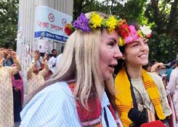 আনন্দ শোভাযাত্রায় অংশ নিয়ে উচ্ছ্বসিত বিদেশিরাও
