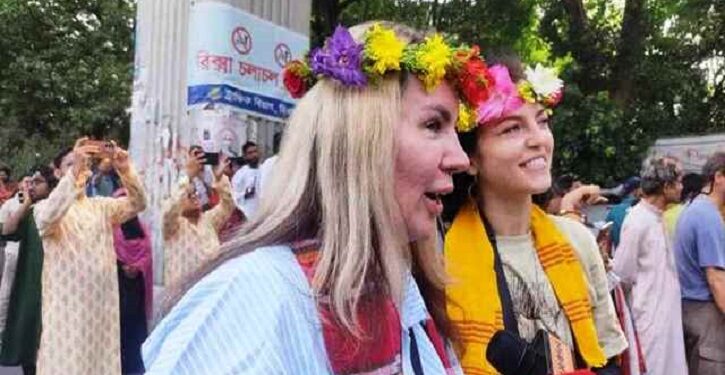 আনন্দ শোভাযাত্রায় অংশ নিয়ে উচ্ছ্বসিত বিদেশিরাও