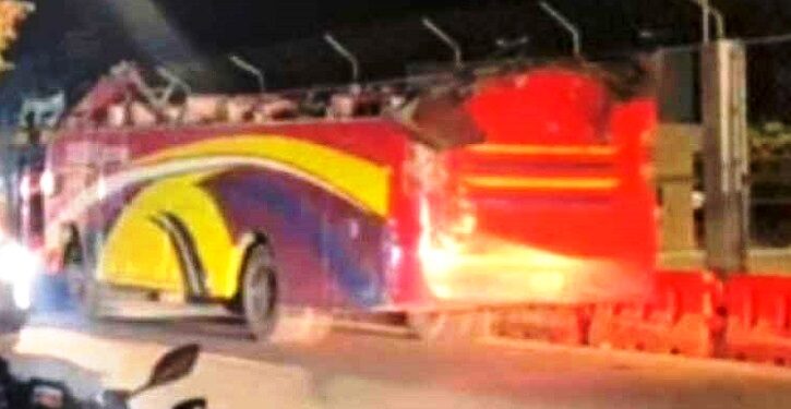 সংঘর্ষে ছাদ উড়ে গেলেও বাস চালিয়ে গেলেন চালক!