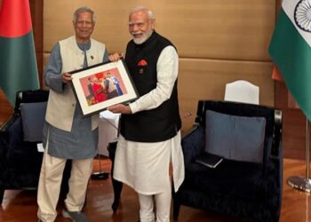 মোদিকে স্মৃতিময় ছবি উপহার ড. ইউনূসের