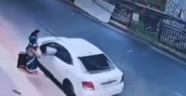 চলন্ত প্রাইভেটকারে ছিনতাইকারী এসে ছোঁ মেরে টান দিল ব্যাগ