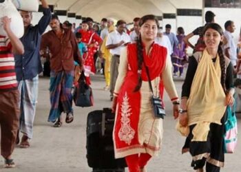 ঈদের ছুটি শেষে রাজধানীতে ফিরছে মানুষ
