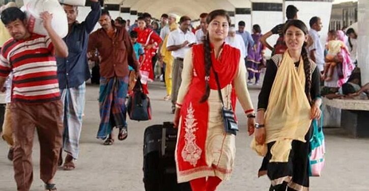 ঈদের ছুটি শেষে রাজধানীতে ফিরছে মানুষ