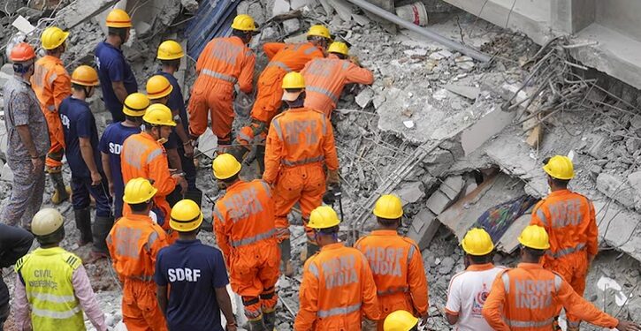 ভারতে ভবন ধসে ৪ জনের মৃত্যু, আটকা অনেকে