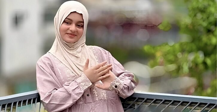 ইসলামী জীবনযাপনে প্রশংসা কুড়াচ্ছেন লুবাবা