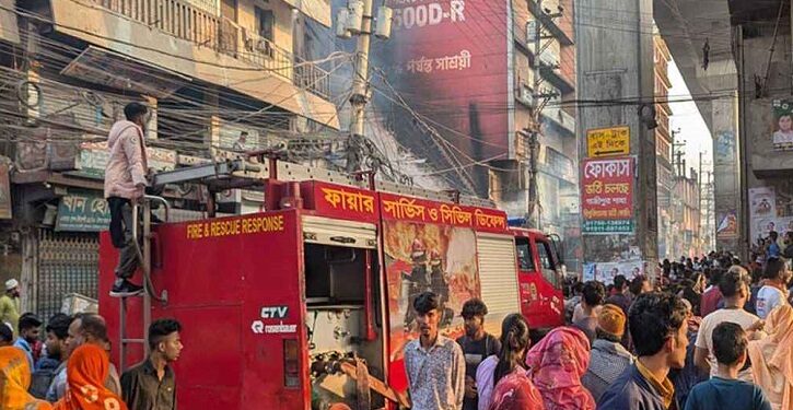 মিরপুরে ঝুট গুদামে আগুন