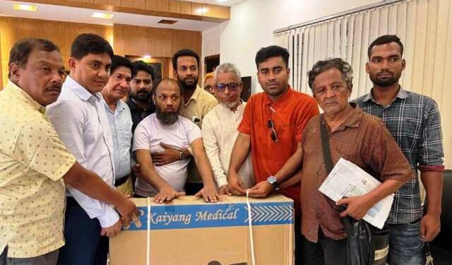 রায়পুরায় শারীরিক প্রতিবন্ধীর প্রতি মানবতার হাত বাড়ান উপজেলা নির্বাহী ও পৌর প্রশাসক মাসুদ রানা