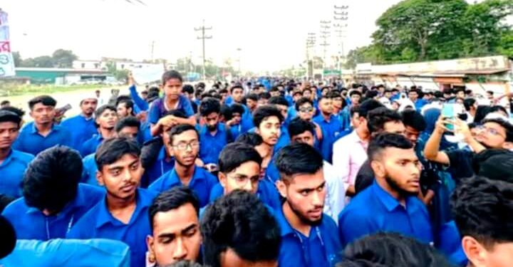 নরসিংদীতে পলিটেকনিক শিক্ষার্থীদের ঢাকা-সিলেট মহাসড়ক অবরোধ