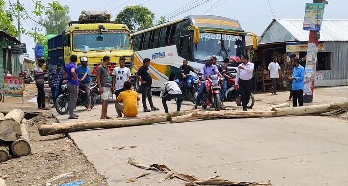 ট্রেন চালুর দাবিতে লালমনিরহাটে সড়ক অবরোধ