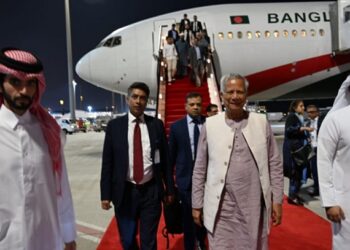 কাতারে পৌঁছেছেন প্রধান উপদেষ্টা, লাল গালিচা সংবর্ধনা