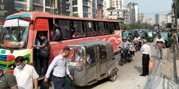 নিয়ন্ত্রণ হারিয়ে বাস খাদে, আহত ১৩