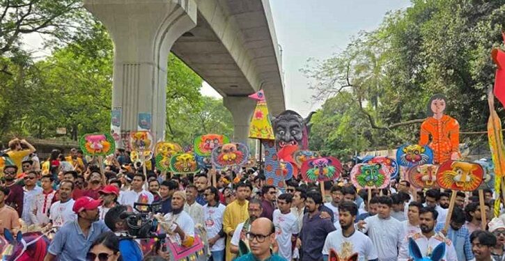 উৎসবের আমেজে শেষ হলো ‘আনন্দ শোভাযাত্রা’