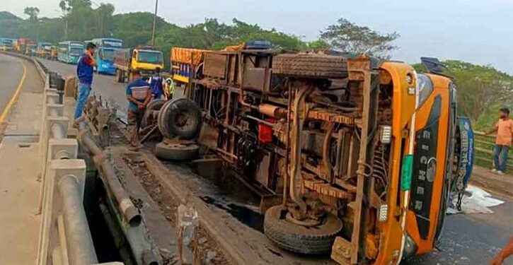 ট্রাক উল্টে ঢাকা-চট্টগ্রাম মহাসড়কে ৮ কিলোমিটার যানজট