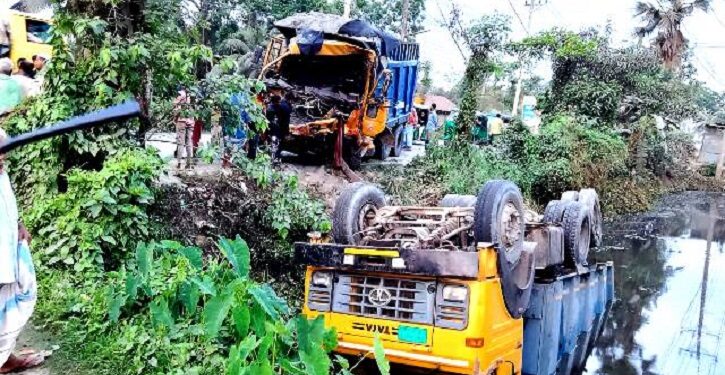দাঁড়িয়ে থাকা ট্রাকের পিছনে বালুভর্তি ট্রাকের ধাক্কা নিহত ২