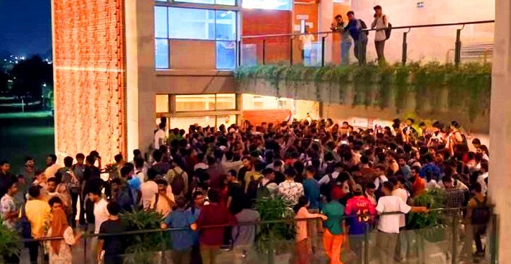 ফের ইউআইইউ ভিসি-ডিন-বিভাগীয় প্রধানরা অবরুদ্ধ