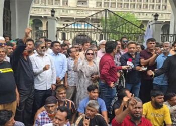 নগর ভবনের সামনে আজও ইশরাক সমর্থকদের বিক্ষোভ