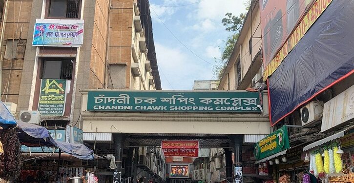 নিউমার্কেটে ঢাবির নারী শিক্ষার্থীকে হেনস্তা, গ্রেপ্তার ৩