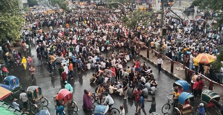 বৃষ্টি উপেক্ষা করেই ছাত্রদলের সড়ক অবরোধ
