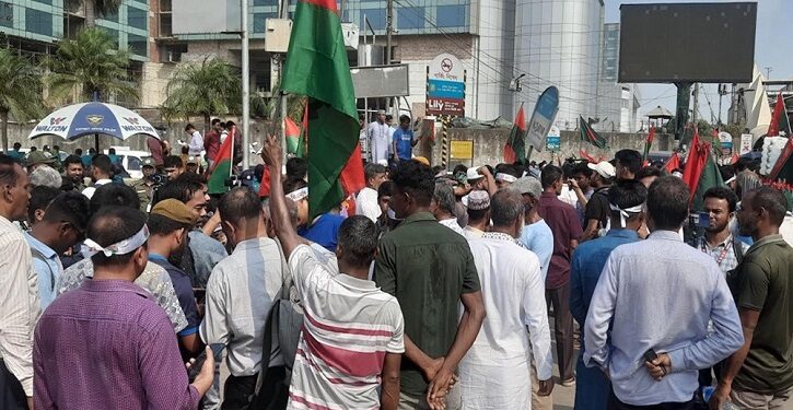 খালেদা জিয়াকে স্বাগত জানাতে বিমানবন্দরে নেতাকর্মীদের ঢল