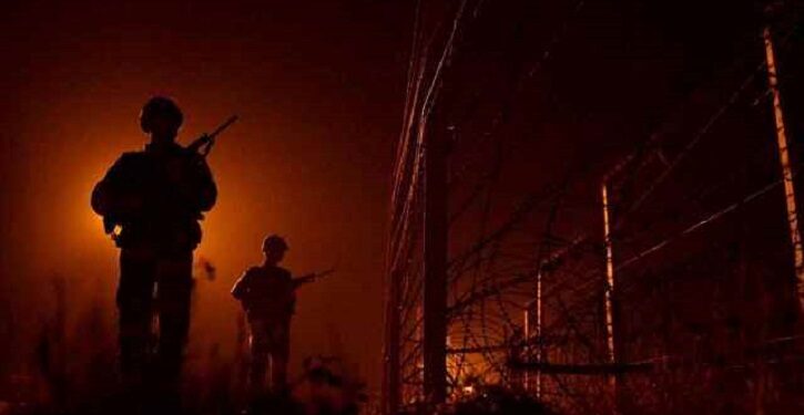 রাতের আঁধারে কাশ্মীর সীমান্তে ব্যাপক গোলাগুলি