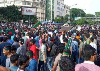 দ্বিতীয় দিনের মতো শাহবাগে চলছে ছাত্র-জনতার বিক্ষোভ