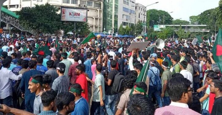 দ্বিতীয় দিনের মতো শাহবাগে চলছে ছাত্র-জনতার বিক্ষোভ