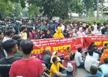 যমুনা অভিমুখে গার্মেন্টস শ্রমিকরা, পুলিশি বাধায় কাকরাইলে অবস্থান