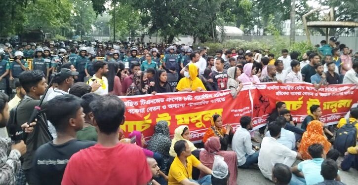 যমুনা অভিমুখে গার্মেন্টস শ্রমিকরা, পুলিশি বাধায় কাকরাইলে অবস্থান