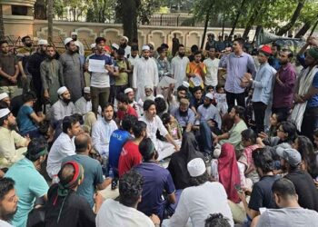 সকালেও বিক্ষোভ চলছে যমুনার সামনে