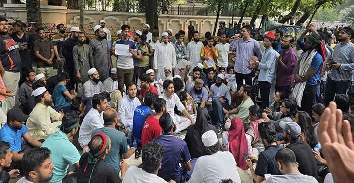 সকালেও বিক্ষোভ চলছে যমুনার সামনে