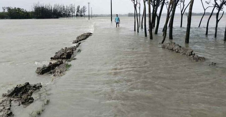 লক্ষ্মীপুরে জোয়ারের পানিতে ৪০ গ্রাম প্লাবিত, দুর্ভোগ