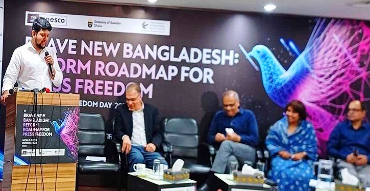 সাংবাদিকদেরও প্রশ্ন করার সুযোগ থাকতে হবে: তথ্য উপদেষ্টা