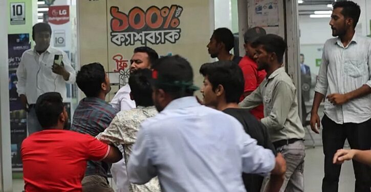 সারজিসের উপস্থিতিতে এনসিপির সমাবেশে তুমুল মারামারি