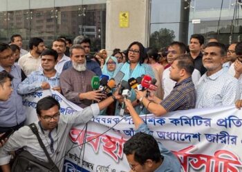 এনবিআর ‘ভাগের’ অধ্যাদেশ: বাতিল চেয়ে ‘কলম বিরতির’ ডাক