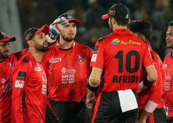 বাবরদের বিদায় করে প্লে-অফে সাকিবের লাহোর