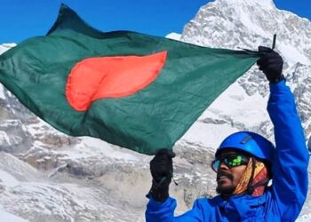 বিশ্বরেকর্ড গড়ে এভারেস্টচূড়ায় উঠলেন শাকিল