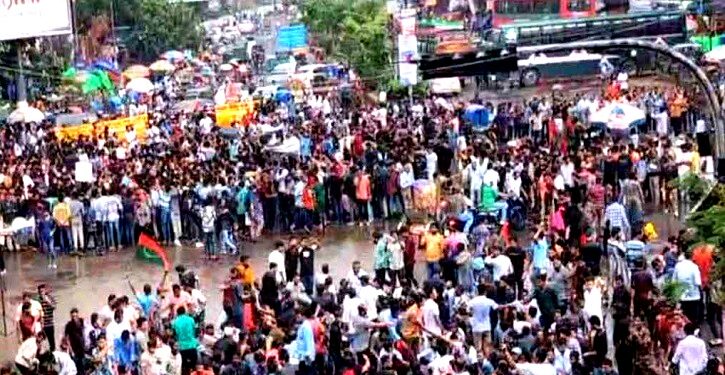 ছাত্রদলের শাহবাগ অবরোধ , যান চলাচল বন্ধ