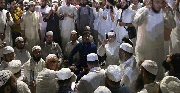 যমুনার সামনে অবস্থান নিয়েছে শিবিরসহ আরও কয়েকটি সংগঠন