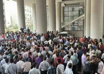 সরকারি চাকরি অধ্যাদেশ বাতিলের দাবি, বিক্ষোভে উত্তাল সচিবালয়