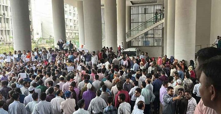 সরকারি চাকরি অধ্যাদেশ বাতিলের দাবি, বিক্ষোভে উত্তাল সচিবালয়