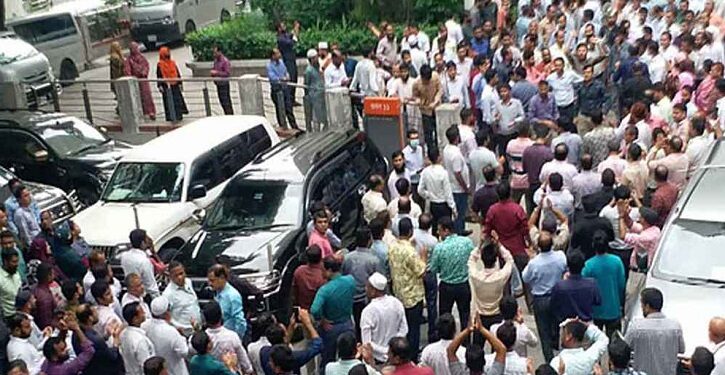 সচিবালয়ে আজও কর্মচারীদের বিক্ষোভ