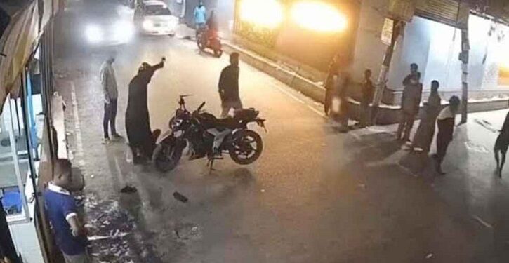রাজধানীতে প্রকাশ্যে যুবককে কোপানোর ভিডিও ভাইরাল, যা জানা গেল